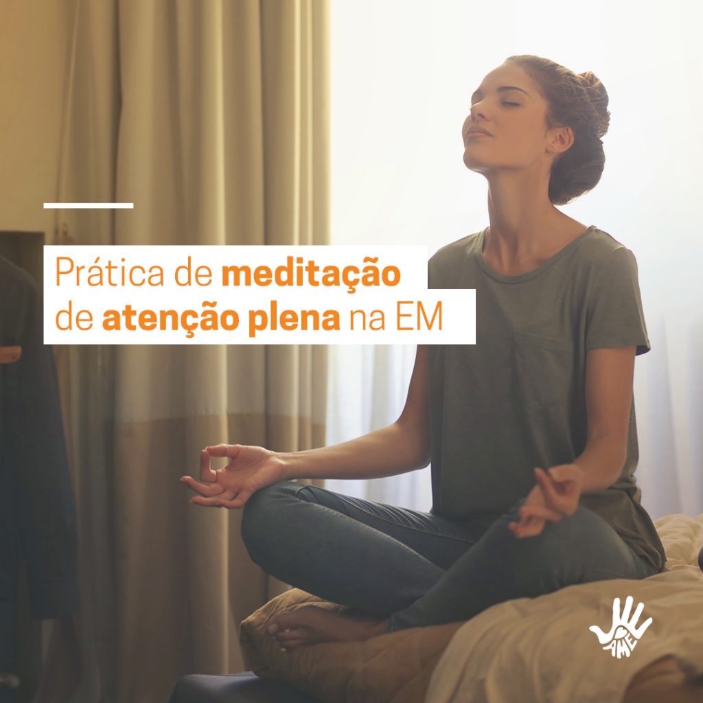 Mulher sentada em um sofá em posição de lótus, meditando