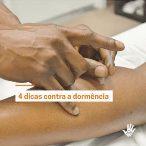 Uma mão segura uma agulha, enquanto outra a pressiona contra um antebraço. O texto, centralizado na imagem, com fundo branco e letras laranjas lê "4 dicas contra a dormência"