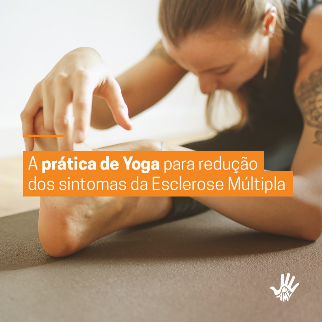 Mulher sentada no chão,alongando-se