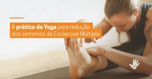 Mulher sentada no chão,alongando-se