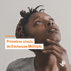 Mulher de pele negra, vestida em blusa cinza, coloca uma mão em seu queixo, enquanto olha para cima. Ela tem um lenço de estampa animal na cabeça e batom vermelho. O texto, centralizado na imagem, com fundo branco e letras laranjas, lê: "Primeiros sinais de Esclerose Múltipla".