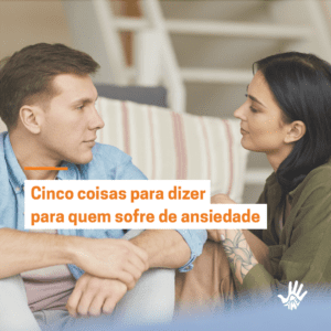 Homem loiro de cabelos curtos, vestido em camisa de botão azul clara está sentado com as mãos apoiadas nos joelhos. Ele olha para a esquerda. À sua frente, vestida em uma blusa verde musgo, está uma mulher, também de perfil, olhando-o.