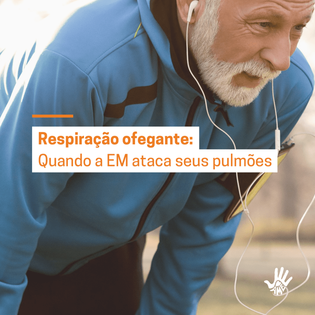 homem branco de camisa de botão azul escura, barba branca, inclinado para frente com as mãos nos joelhos