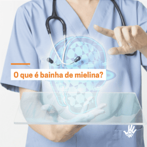 Torso de uma pessoa branca vestida em um jaleco azul claro, que tem, envolta do seu pescoço, um estetoscópio preto. Uma mão está aberta em frente ao corpo, com uma projeção de um globo azul em uma luz digital, a outra mão está levantada sobre o globo, com o dedo indicador apontando para o desenho. O texto, com o fundo branco e letras laranja, está centralizado na imagem e lê: O que é bainha de mielina?"