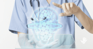 Torso de uma pessoa branca vestida em um jaleco azul claro, que tem, envolta do seu pescoço, um estetoscópio preto. Uma mão está aberta em frente ao corpo, com uma projeção de um globo azul em uma luz digital, a outra mão está levantada sobre o globo, com o dedo indicador apontando para o desenho.