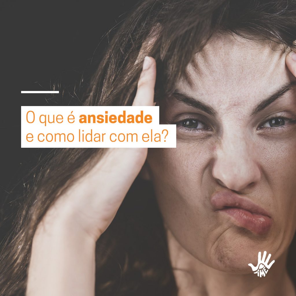 Mulher de cabelos castanhos e olhos azuis com as mãos na testa e a boca franzida, fazendo expressão de desconforto