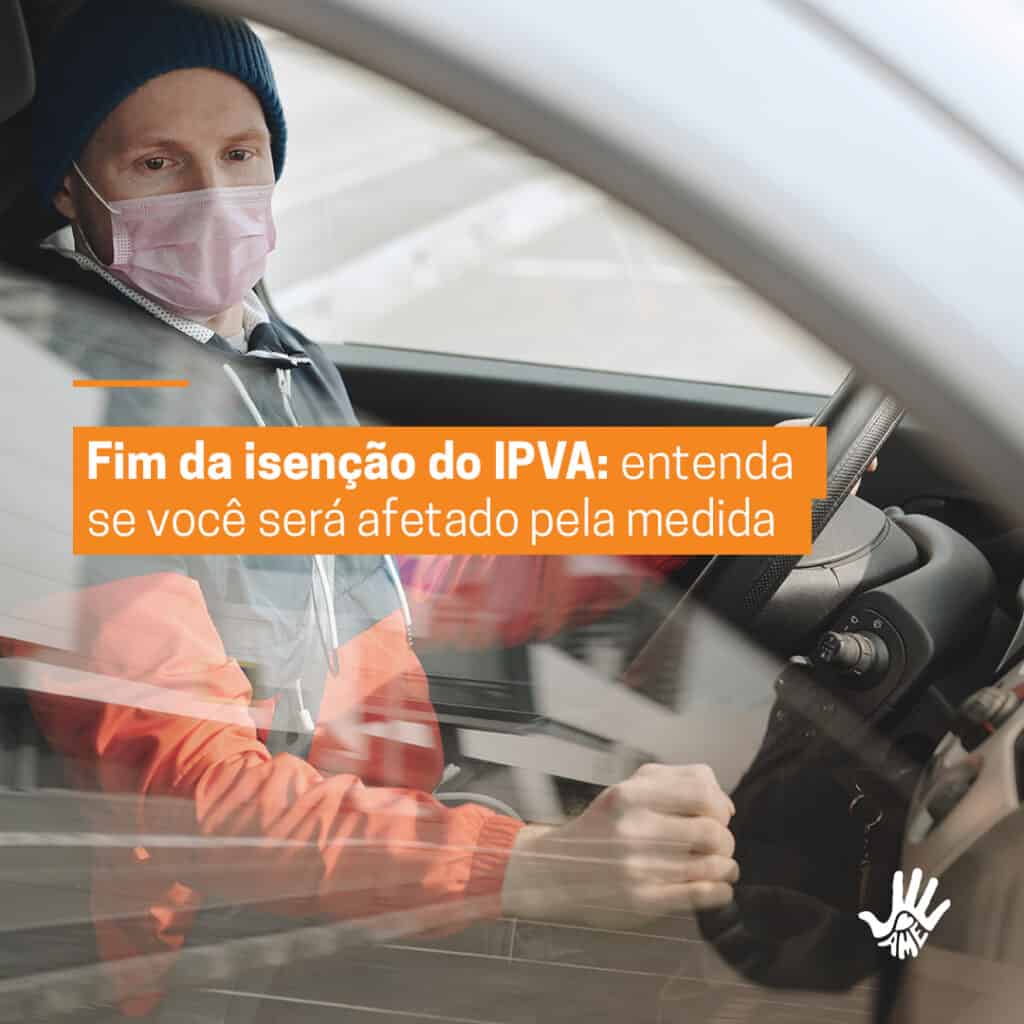 Homem sentado no banco de motorista de um carro, com a mão direita na marcha. Ele está usando máscara facial rosa, toca azul escura e casaco preto com vermelho. Texto: "Fim de isenção do IPVA: entenda se você será afetado pela medida".