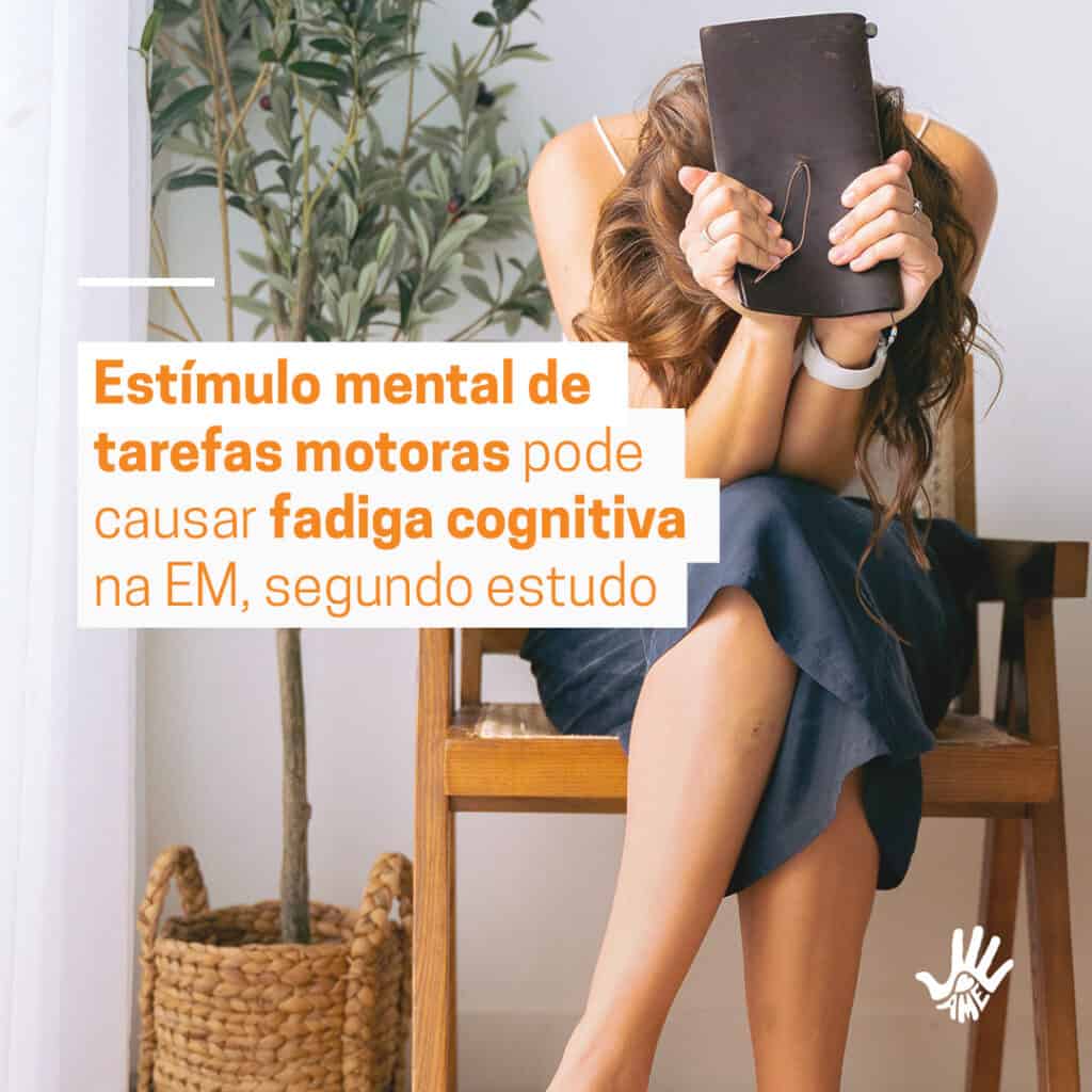 Mulher sentada, com as pernas cruzadas em cadeira de madeira. Ela veste blusa branca, saia jeans, relógio branco no braço esquerdo e cabelos longos e castanhos. Apoia os dois cotovelos no joelho e esconde o rosto nos braços, segurando uma agenda de couro. À esquerda, a frase "Estímulo mental de tarefas motoras pode causar fadiga cognitiva na EM, segundo estudo".