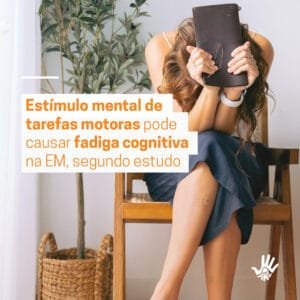 Mulher sentada, com as pernas cruzadas em cadeira de madeira. Ela veste blusa branca, saia jeans, relógio branco no braço esquerdo e cabelos longos e castanhos. Apoia os dois cotovelos no joelho e esconde o rosto nos braços, segurando uma agenda de couro. À esquerda, a frase "Estímulo mental de tarefas motoras pode causar fadiga cognitiva na EM, segundo estudo".