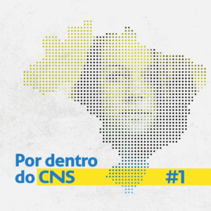 Imagem com fundo cinza, à esquerda, o mapa do brasil pontilhado, onde os pontos formam a imagem de uma jovem de cabelos longos olhando diretamente para frente, em tons amarelos. No canto inferior, à esquerda, em letras azuis "Por dentro do CNS", uma faixa amarela larga por trás das siglas "CNS" se prolonga até o canto inferior direito, onde tem escrito, de azul "#1"