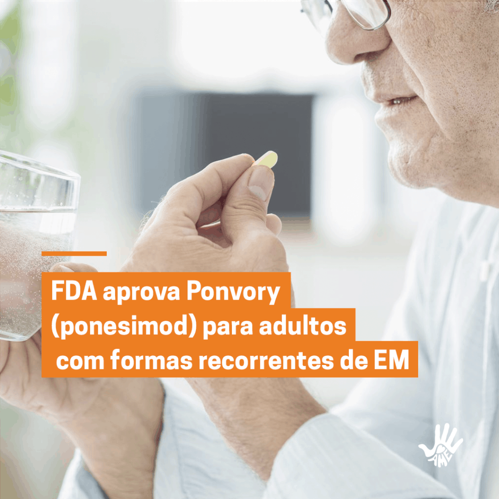 Homem de perfil, mostrando apenas a ponta do nariz, boca, queixo arredondado e levemente para frente e pescoço, segura em frente à sua boca um comprimido amarelo entre o indicador e o polegar da mão esquerda. No centro da imagem, alinhado à esquerda, o texto "FDA aprovou Ponvory (ponesimod) para adultos com formas recorrentes de EM".