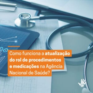 Em cima de uma mesa estão um estetoscópio preto, um tablet com a tela mostrando gráficos e papeis. Em cima, escrito em letras brancas e fundo laranja "Como funciona a atualização do rol de procedimentos e medicações da Agência Nacional de Saúde?"