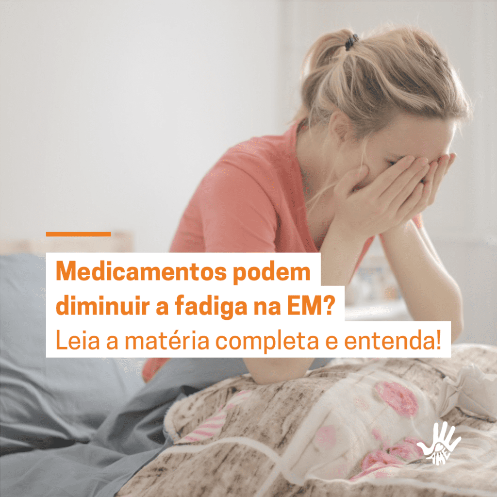 Mulher loira, com os cabelos presos em um rabo de cavalo, encontra-se sentada em uma cama de lençois cinzas. Ela veste uma camisa de mangas curtas da cor salmão e tem as duas mãos escondendo o rosto. O texto centralizado na imagem lê, em letras laranjas e fundo branco, "Medicamentos podem diminuir a fadiga na EM? Leia a matéria completa e entenda!"
