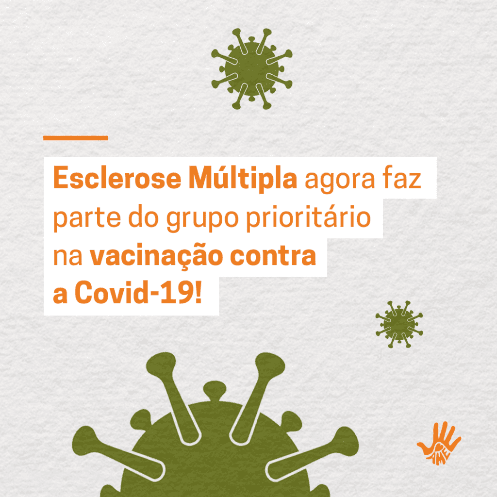 Fundo cinza, com dezenhos verdes de pequenas moleculas representando o coronavirus, texto alinhado à esquerda "Esclerose Múltipla agora faz parte do grupo prioritário na vacinação contra a Covid-19"