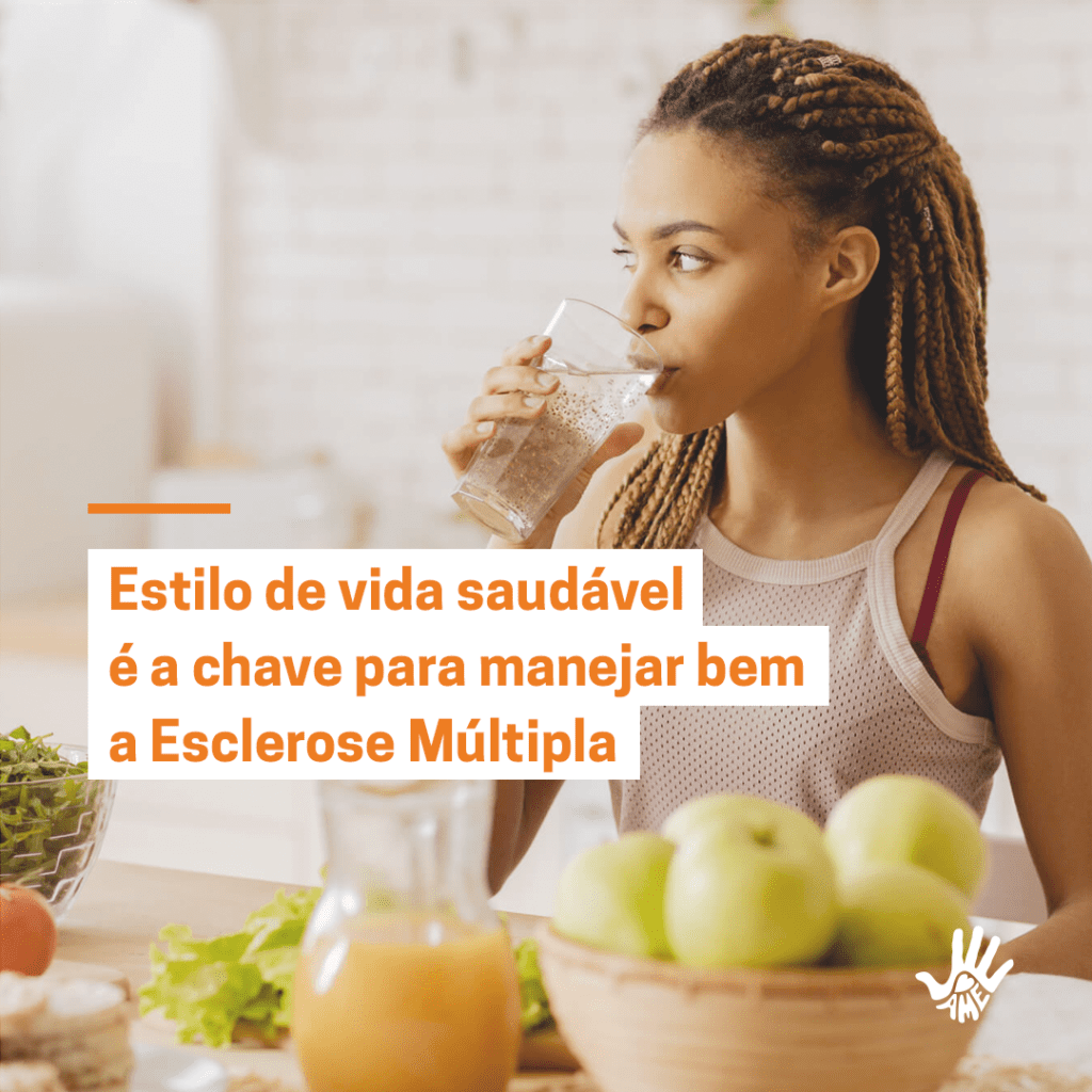 Mulher negra no canto esquerdo, de perfil, com os cabelos trançados em tranças estreitas e preso atrás da orelha, bebe água em um copo de vidro e olha para frente. Texto centralizado e alinhado à esquerda: "Estilo de vida saudável é a chave para manejar bem a Esclerose Múltipla".
