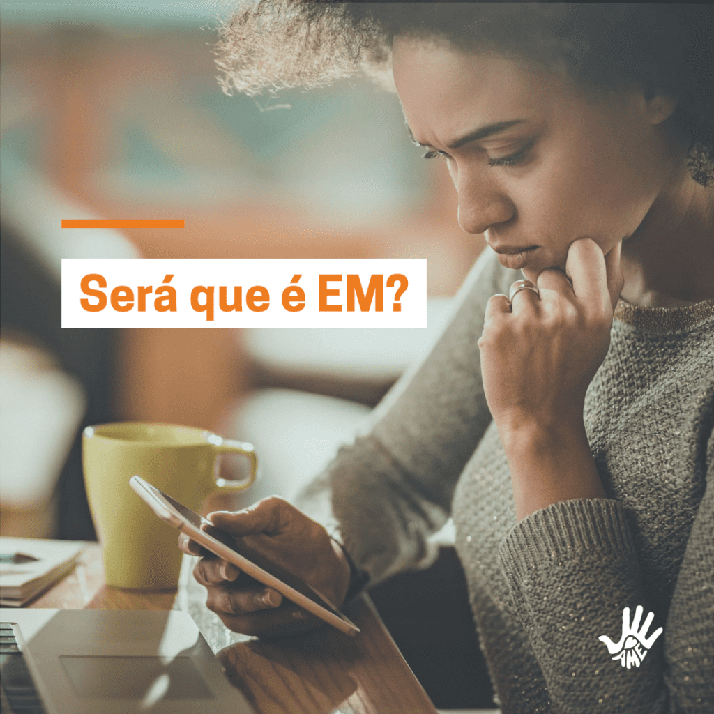 Mulher de cabeça baixa olhando para o celular. Texto à esquerda "Será que é EM?"