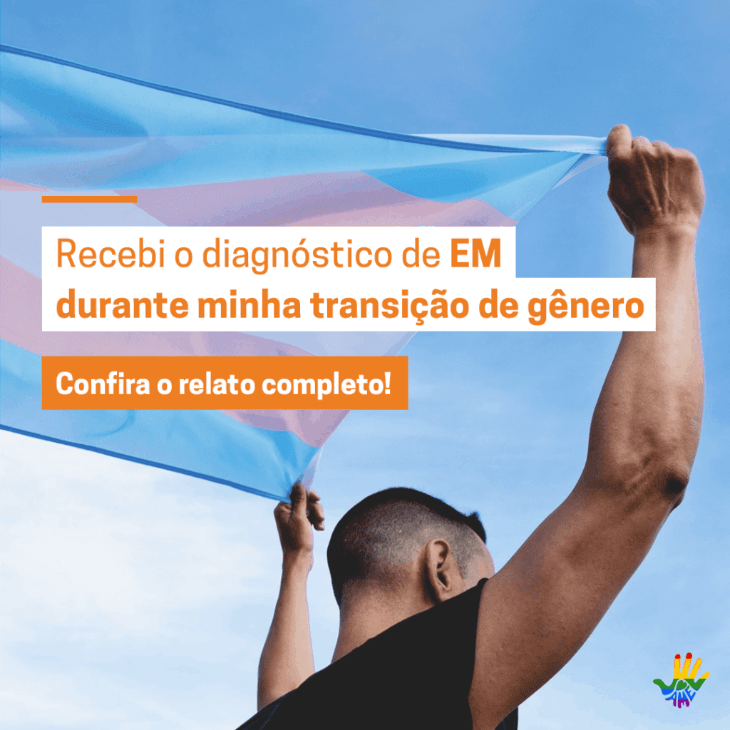 Pessoa de cabelos raspados e camisa preta, sem mangas, encontra-se de costas e com os braços levantados acima da cabeça, segurando uma bandeira listrada nas cores azul, rosa e branco. O texto, alinhado à esquerda, lê: "Recebi o diagnóstico de EM durante minha transição de gênero. Confira o relato completo!"