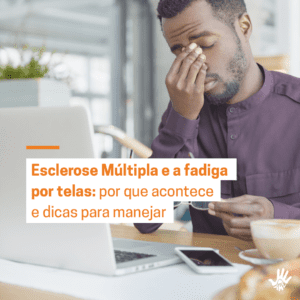 Homem sentado em frente a um computador, vestido em uma camisa de mangas compridas da cor roxa, com a mão direita erguida, tocando nas pálpebras dos olhos fechados. Texto alinhado à esquerda "Esclerose Múltipla e a fadiga por telas: por que acontece e dicas para manejar"