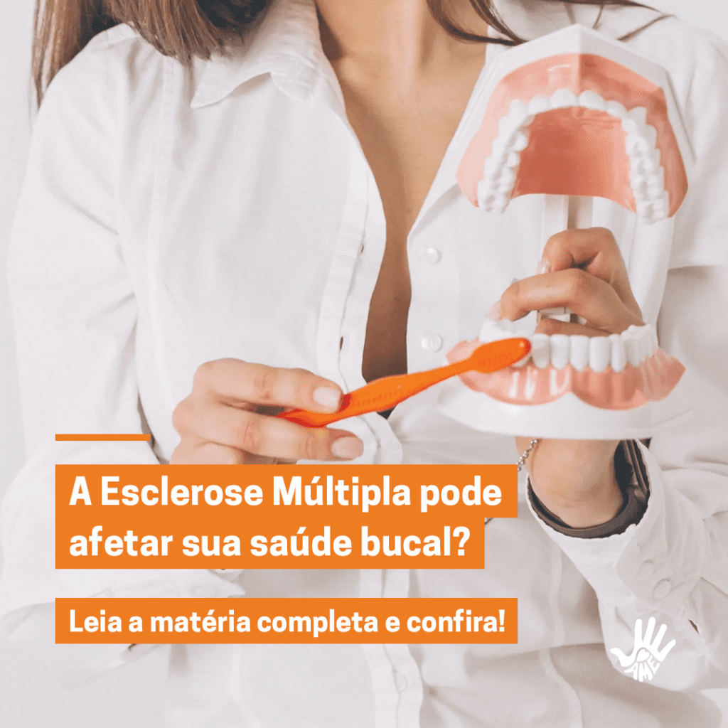 Torso de mulher vestida em uma camisa branca de botões e mangas cumpridas, em sua mão esquerda ela segura uma maquete de boca aberta com todos os dentes à mostra, com a mão direita, ela segura uma escova de dentes laranja e a coloca em contato com os dentes inferiores da maquete. O texto, em letras brancas com fundo laranja, alinhado à parte inferior direita, lê "A Esclerose Múltipla pode afetar sua saúde bucal? Leia a matéria completa e confira!"