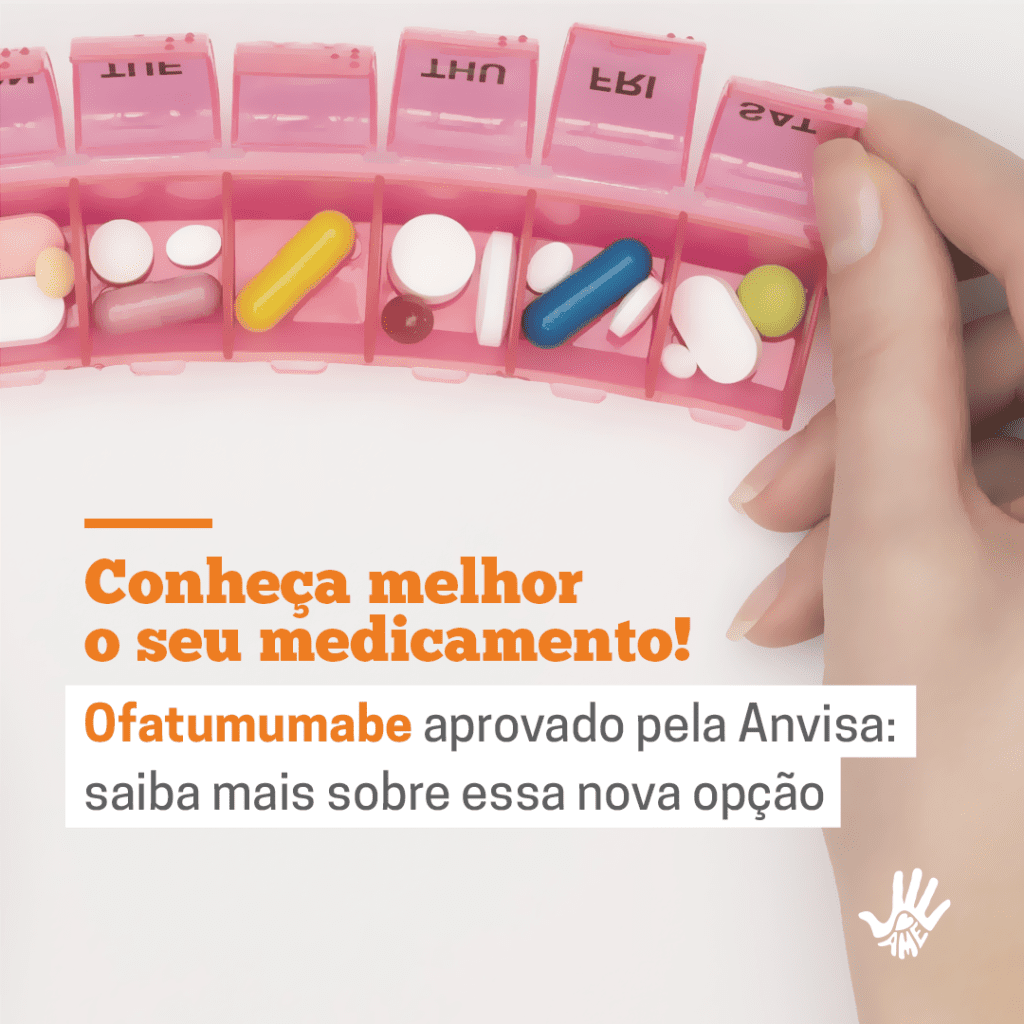 No topo da imagem, uma caixinha de plástico de guardar medicamentos com vários compartimentos. Todos estão abertos e contêm várias pílulas dentro de cada. Uma mão branca segura o último compartimento da direita aberto. No canto inferior esquerdo, o texto: "Conheça melhor o seu medicamento! Ofatumumabe aprovado pela Anvisa: saiba mais sobre essa nova opção"
