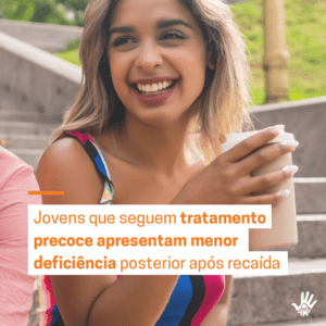 Mulher loira de cabelos lisos sorri olhando para a esquerda, ela tem uma mão levantada na altura do queijo segurando um copo. Texto em letras laranjas e fundo branco: "Jovens que seguem tratamento precoce apresentam menor deficiência postetior após recaida".