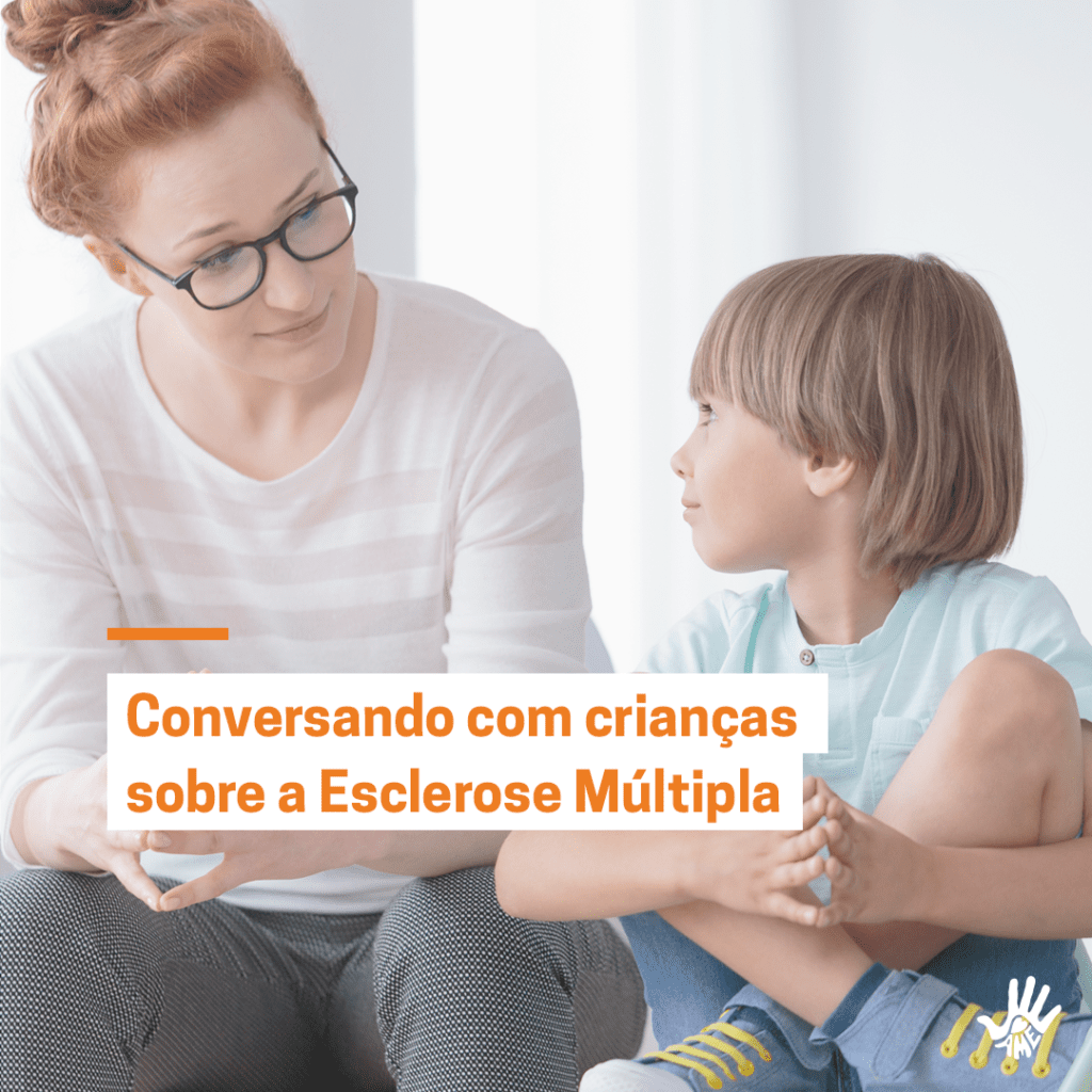 Mulher ruiva de cabelos presos no topo da cabeça, usando óculos de grau com a armação preta e vestida em uma blusa de mangas compridas, listrada de branco com marfim está sentada ao lado de uma criança, um menino loiro de cabelos lisos, cortados em franja acima dos olhos. Ele está vestido em uma camisa azul clara, está com as pernas cruzadas em frente ao corpo, braços abraçando as pernas, e olha para a mulher à sua esquerda. Texto em laranja com fundo branco: "Conversando com crianças sobre a Esclerose Múltipla"