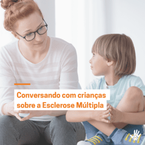 Mulher ruiva de cabelos presos no topo da cabeça, usando óculos de grau com a armação preta e vestida em uma blusa de mangas compridas, listrada de branco com marfim está sentada ao lado de uma criança, um menino loiro de cabelos lisos, cortados em franja acima dos olhos. Ele está vestido em uma camisa azul clara, está com as pernas cruzadas em frente ao corpo, braços abraçando as pernas, e olha para a mulher à sua esquerda. Texto em laranja com fundo branco: "Conversando com crianças sobre a Esclerose Múltipla"