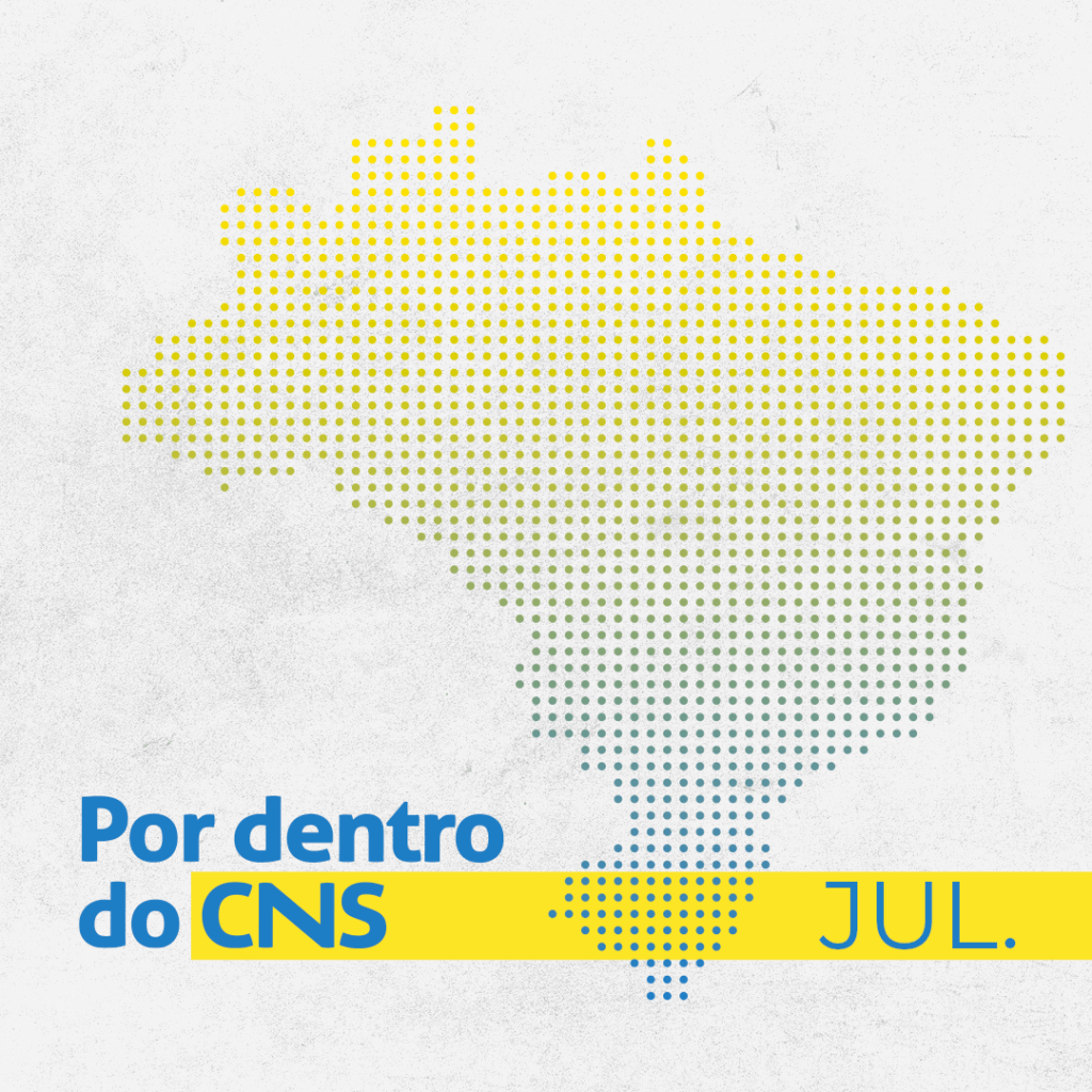 Imagem com fundo cinza, à esquerda, o mapa do brasil pontilhado em tons amarelos e azuis. No canto inferior, à esquerda, em letras azuis "Por dentro do CNS", uma faixa amarela larga por trás das siglas "CNS" se prolonga até o canto inferior direito, onde tem escrito, de azul "JUL."