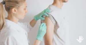 mulher aplicando vacina em homem