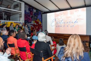 Pessoas assistindo ao documentário no Beco do Batman