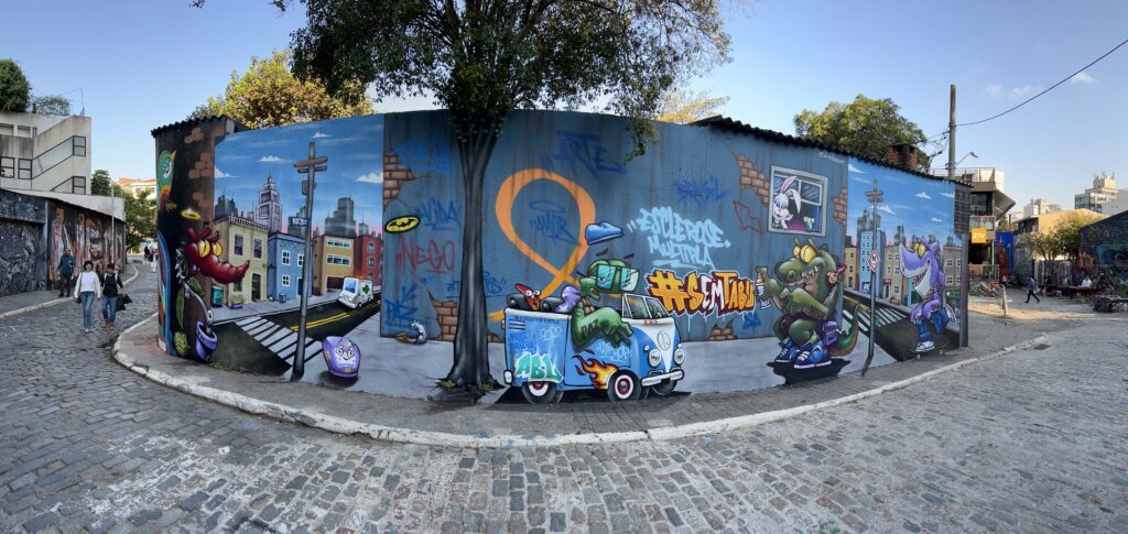 Grafite do artista Binho Ribeiro no Beco do Batman