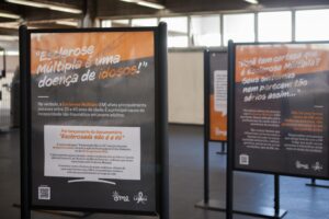 Metrô de São Paulo recebe pôsteres sobre Esclerose Múltipla