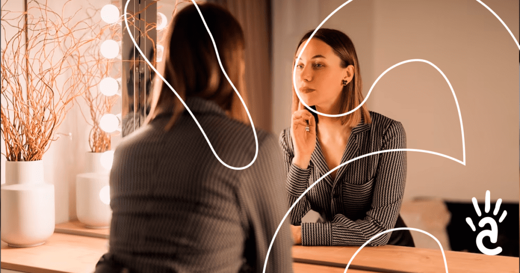 Mulher branca se olhando no espelho: será que sou invisível