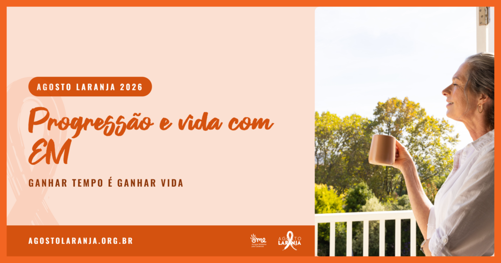 Arte da campanha Agosto Laranja 2026. À esquerda, fundo claro com o título "Progressão e vida com EM" e o slogan "Ganhar tempo é ganhar vida", em destaque na cor laranja. Ao fundo, há um laço laranja em transparência. À direita, uma mulher de cabelos grisalhos segura uma caneca em uma varanda com vista para árvores sob a luz do dia. Na base da imagem aparecem o endereço agostolaranja.org.br e os logotipos da AME e da campanha.