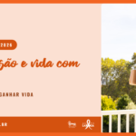 Arte da campanha Agosto Laranja 2026. À esquerda, fundo claro com o título "Progressão e vida com EM" e o slogan "Ganhar tempo é ganhar vida", em destaque na cor laranja. Ao fundo, há um laço laranja em transparência. À direita, uma mulher de cabelos grisalhos segura uma caneca em uma varanda com vista para árvores sob a luz do dia. Na base da imagem aparecem o endereço agostolaranja.org.br e os logotipos da AME e da campanha.